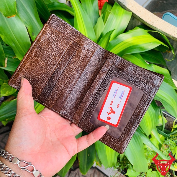 Ví cá sấu VJA7, màu nâu đất, mang lại sự sang trọng và mạnh mẽ cho người sở hữu.