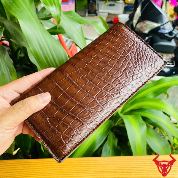 Ví cầm tay cao cấp từ da cá sấu thật 100% Ví da bụng cá sấu màu nâu với vân tự nhiên và kiểu dáng đứng sang trọng