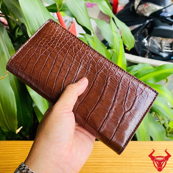 Phong cách thời thượng với ví da cá sấu gập đôi Ví da cá sấu gập đôi màu nâu, thiết kế thời thượng và đẳng cấp