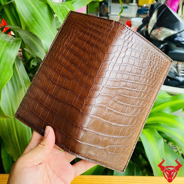 Ví da cá sấu chính hãng – Đẳng cấp và tinh tế Ví cầm tay da cá sấu thật sang trọng dành cho quý ông hiện đại