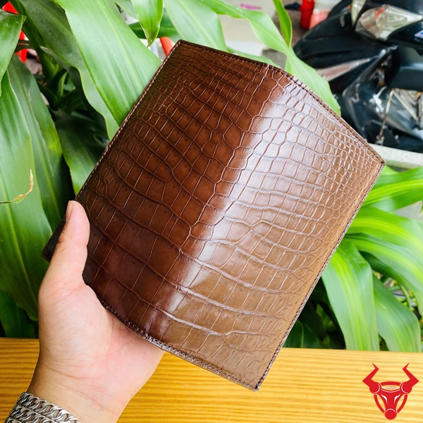 Ví nam da bụng cá sấu – Phụ kiện quý ông hiện đại Ví da cá sấu bụng vân lớn, thể hiện sự mạnh mẽ và đẳng cấp