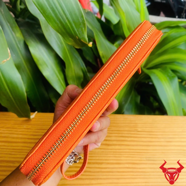 Ví cầm tay cao cấp – Nét chấm phá thời thượng cho outfit Ví làm từ da bụng cá sấu thật với họa tiết độc đáo.