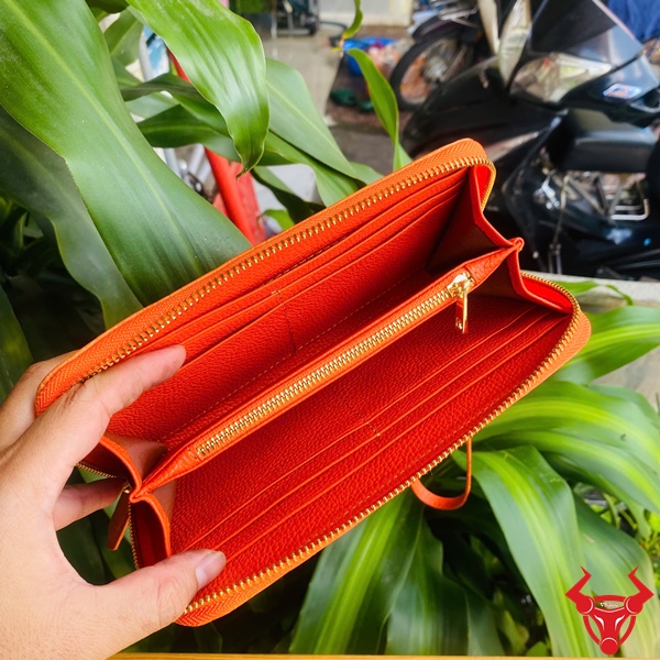 Ví da cá sấu màu cam – Thiết kế nổi bật cho quý ông Ví cầm tay da bụng cá sấu màu cam BUA8 với họa tiết sang trọng và màu sắc nổi bật.