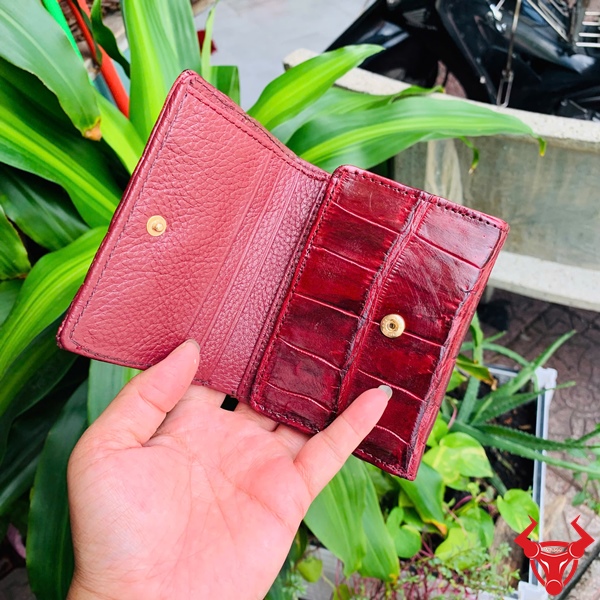 Ví Da Bụng Cá Sấu VRA8 - Biểu Tượng Cao Cấp Hiện Đại Hình ảnh ví da bụng cá sấu VRA8 cao cấp, đặt trên bàn với cây xanh.