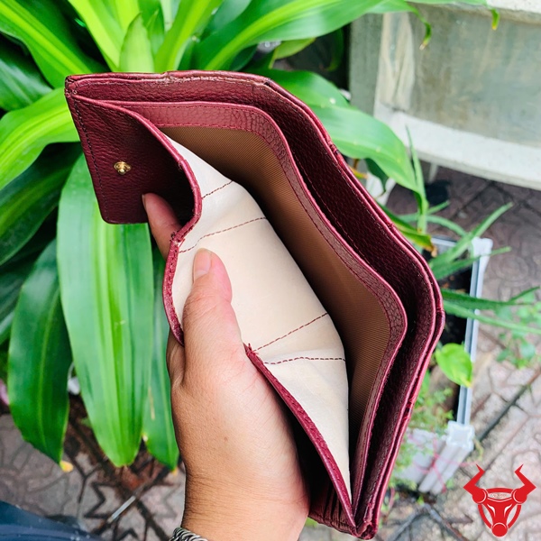 Ví Cầm Tay Da Cá Sấu VRA8 - Đẳng Cấp Và Thời Trang Tuyệt Mỹ Ví cầm tay da cá sấu VRA8 đẳng cấp, thời trang, trưng bày với logo thương hiệu.