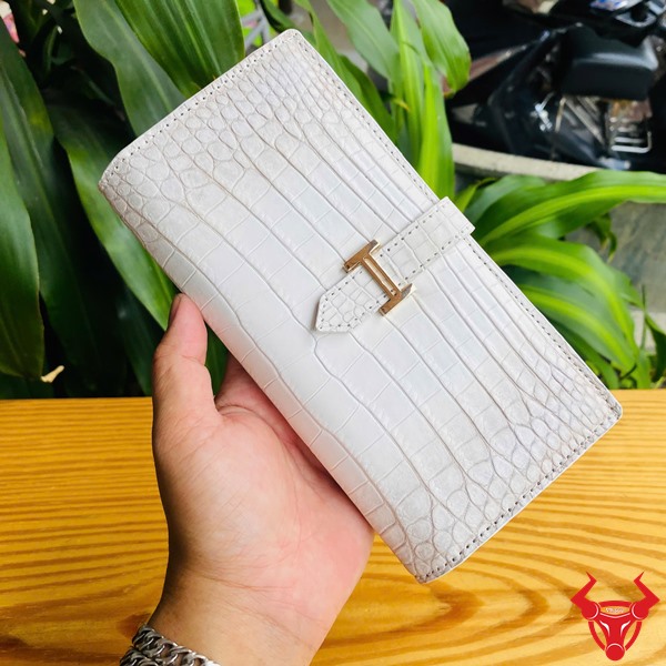 Ví Cầm Tay Nữ Da Bạch Tạng – Sang Trọng Và Sành Điệu Ví nữ da cá sấu trắng phối đồ sành điệu