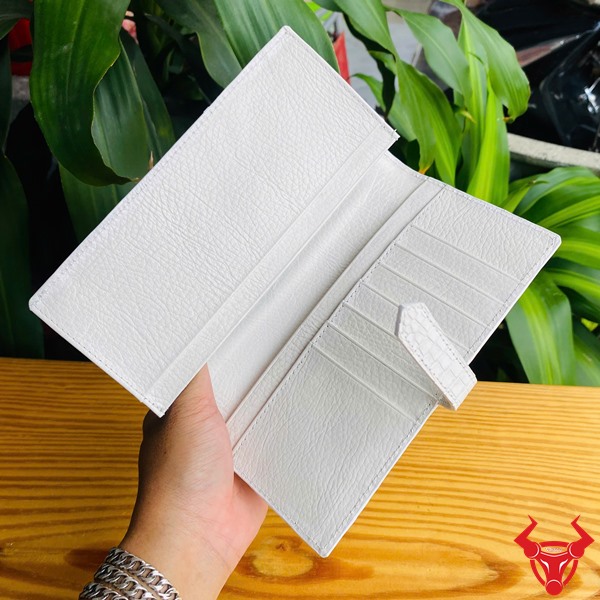 Ví Cầm Tay Da Bạch Tạng – Sự Giao Thoa Giữa Phong Cách Và Tiện Lợi Ví nữ trắng đơn giản cá tính, chất liệu da cá sấu
