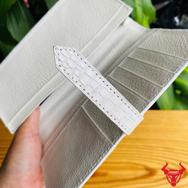 Ví Nữ Da Thật Màu Trắng – Phong Cách Tối Giản Nhưng Cuốn Hút Ví nữ da cá sấu trắng cầm tay đi tiệc