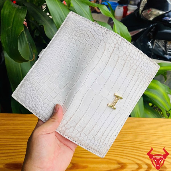 Ví Nữ Sang Trọng Da Cá Sấu – Tôn Vinh Nét Đẹp Hiện Đại Ví nữ mini da cá sấu trắng thời trang