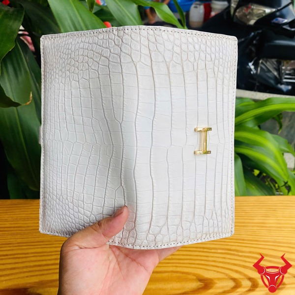 Ví Thời Trang Da Bạch Tạng – Phụ Kiện Thanh Lịch Cho Quý Cô Ví nữ da cá sấu thủ công cao cấp màu trắng