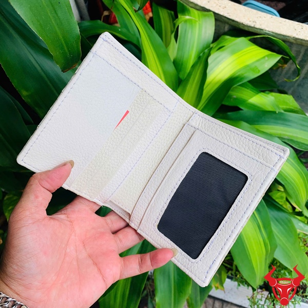 Ví Da Cá Sấu VJA1 - Tinh Tế Và Đẳng Cấp Ví da cá sấu 1M VJA1, màu bạch tạng, là món phụ kiện không thể thiếu cho những quý cô yêu thích sự hoàn hảo.