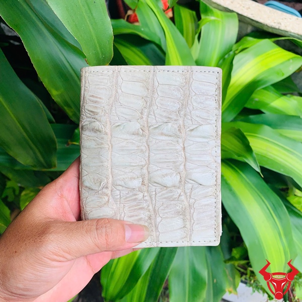 Ví Da Cá Sấu VJA1 - Sang Trọng Và Đẳng Cấp Ví da cá sấu cao cấp, màu bạch tạng, phù hợp cho các dịp quan trọng, tôn vinh vẻ đẹp quý phái.