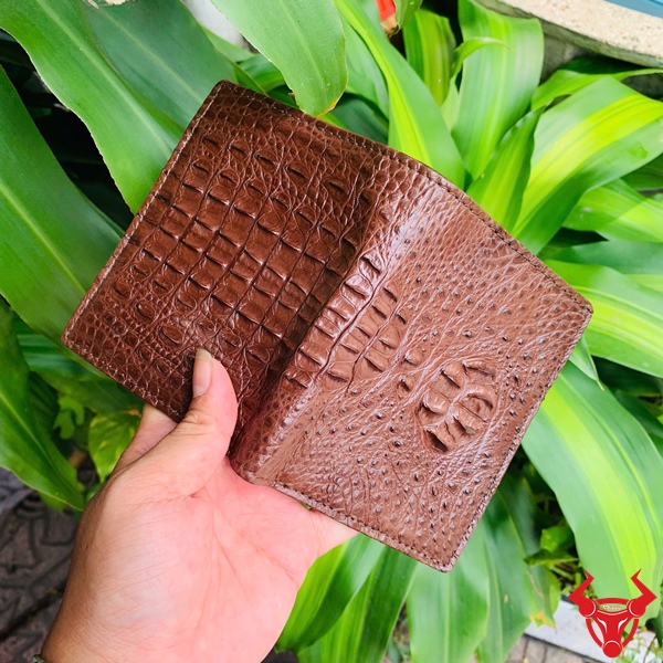 Ví Da Cá Sấu VJA7 - Chất Lượng Và Thẩm Mỹ Ví da cá sấu cao cấp, màu nâu đỏ đậm, mang lại sự thanh lịch và đẳng cấp.