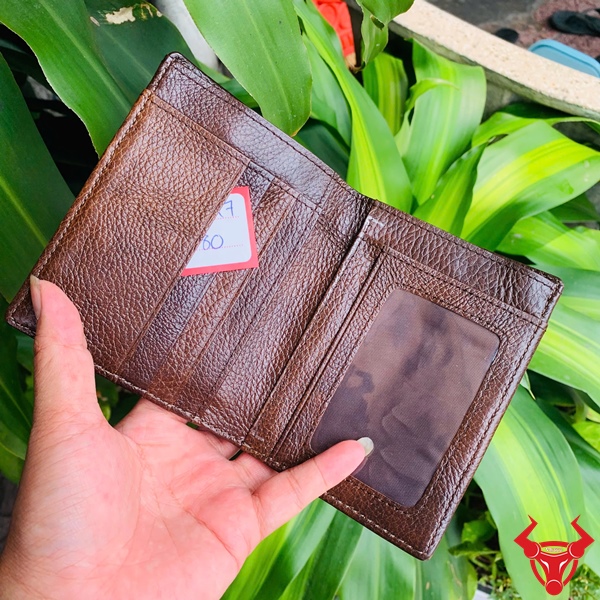 Ví Da Cá Sấu VJA7 - Sang Trọng Cho Quý Ông Ví da cá sấu VJA7, màu nâu đỏ đậm, mang đến sự sang trọng và đẳng cấp cho người sở hữu.
