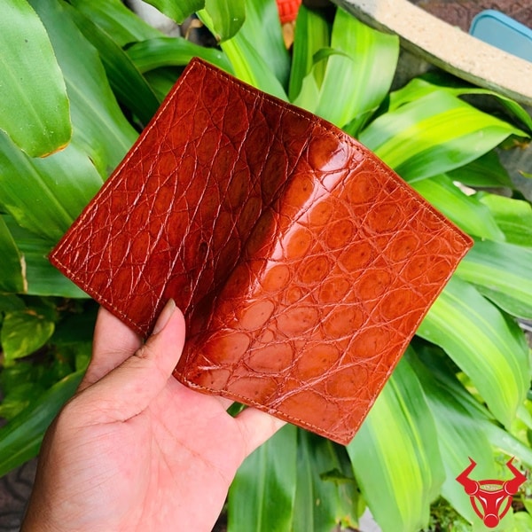 Ví Da Cá Sấu Màu Nâu Đỏ - Thiết Kế Sang Trọng và Nổi Bật.