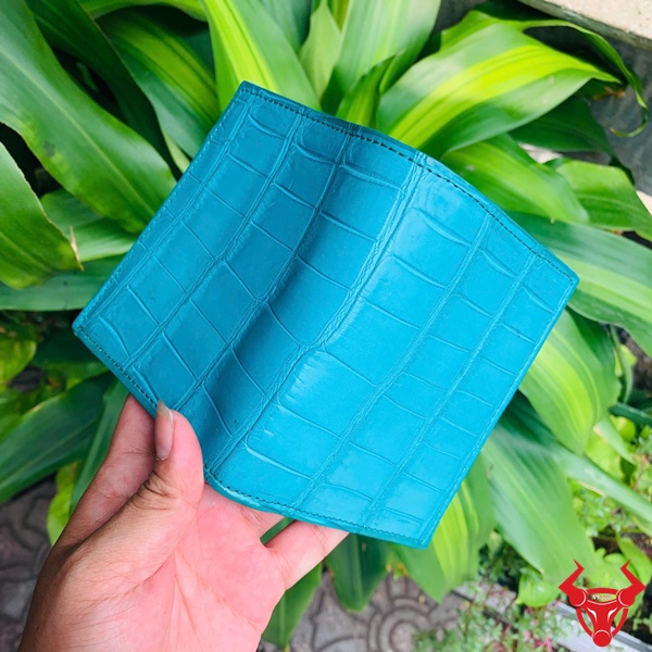 Ví Cá Sấu VJA8 - Tài Lộc Và May Mắn Ví cá sấu VJA8, màu xanh lam, mang lại sự tự tin và phong cách sang trọng cho người sở hữu.