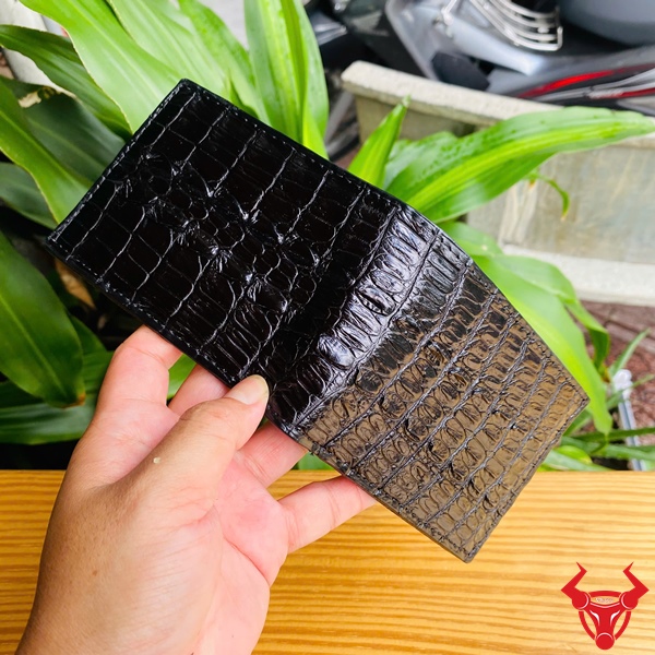Ví Nam Da Cá Sấu VFA1 - Tinh tế, Thời Trang, Cao Cấp Ví da cá sấu lưng đen VFA1 với vân nổi đặc trưng và phong cách nam tính.