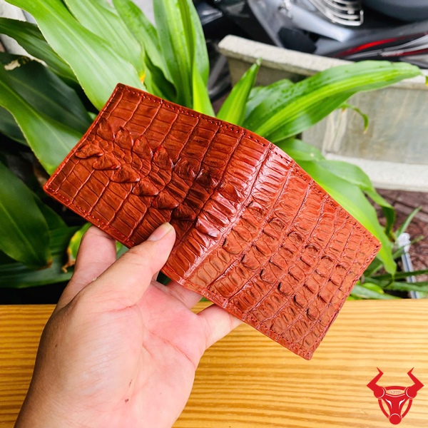 Ví Nam Cao Cấp Từ Da Cá Sấu Gai – Thời Trang Và Đẳng Cấp Ví thời trang nam cao cấp từ da cá sấu thật, màu nâu đỏ.