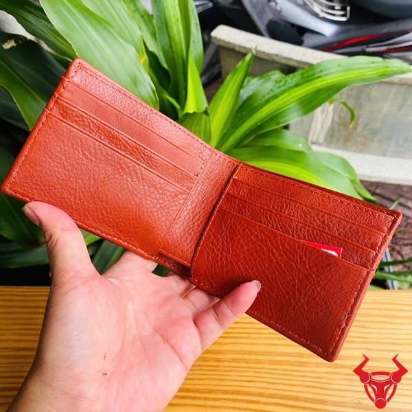 VFA1 – Ví Mini Da Cá Sấu Nâu Đỏ Tinh Tế & Bền Bỉ Ví mini màu nâu đỏ từ da cá sấu lưng, sang trọng và nam tính.