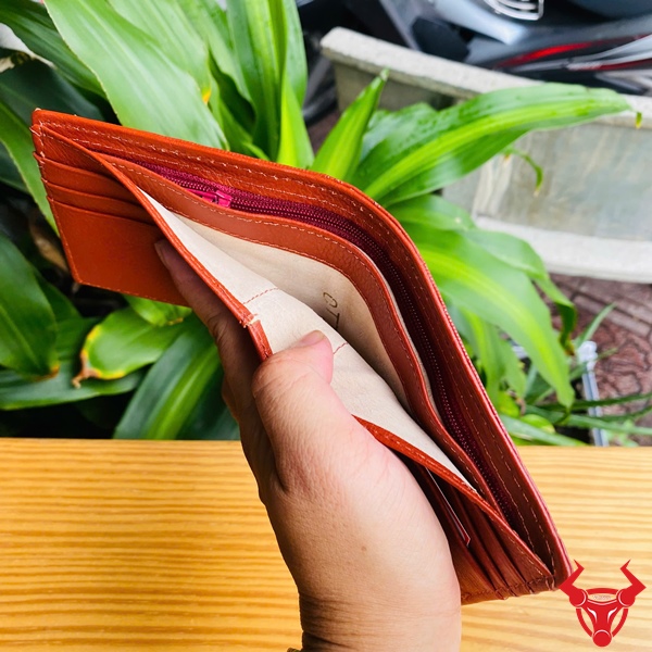 Phong Cách Quý Ông Hiện Đại – Ví Da Gai Cá Sấu VFA1 Ví mini da cá sấu cao cấp VFA1 màu nâu đỏ, dành cho quý ông.