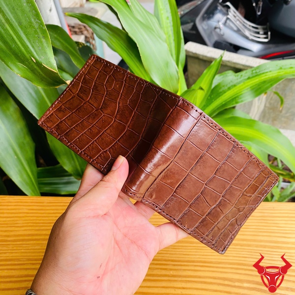 Ví Cá Sấu VFA8 – Tối Giản Nhưng Không Kém Phần Đẳng Cấp Ví da cá sấu nâu đất nhỏ gọn, thiết kế thời trang cao cấp.