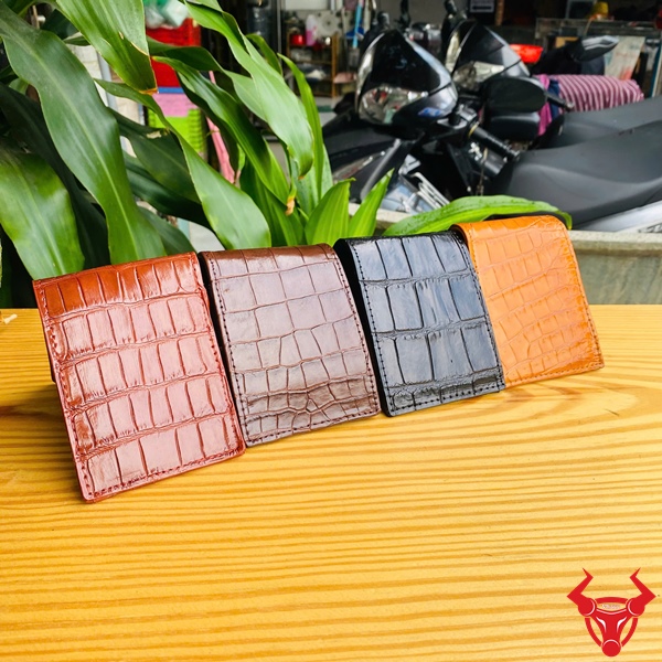 Ví da cá sấu màu đen mini – tinh tế và bền bỉ Ví mini thời trang VFA8 bằng da cá sấu thật màu nâu sẫm.