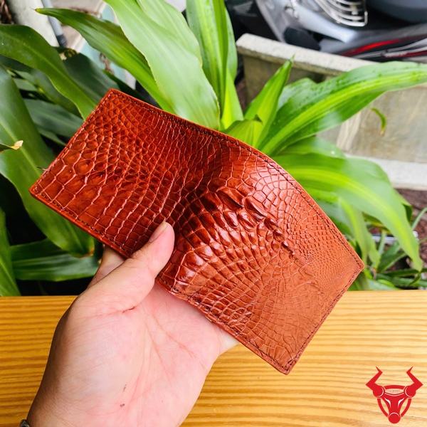 VFA5 – Ví Nam Vảy Rồng Sang Trọng Từ Da Cá Sấu Gai Tay Ví nam da cá sấu VFA5 với vân vảy rồng sang trọng, độc đáo.