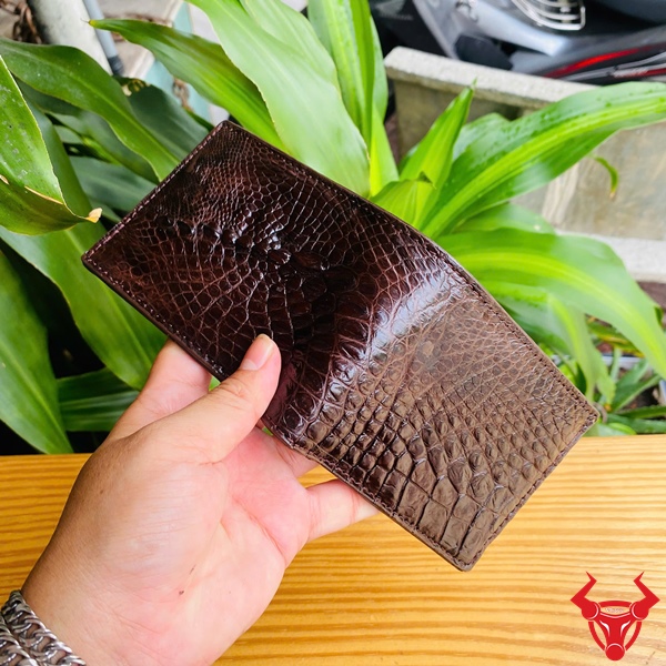 Ví nam cao cấp VFA8 – Da cá sấu vảy rồng, màu nâu đất sang trọng Ví nam da cá sấu thật, màu nâu đất, kiểu dáng vảy rồng sang trọng