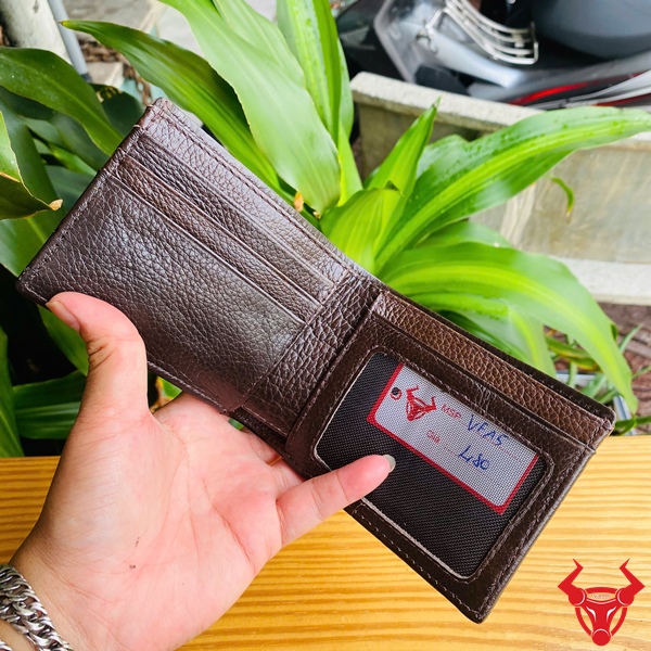 Ví mini da thật – Tôn lên khí chất và đẳng cấp phái mạnh Ví da cá sấu nhỏ gọn màu nâu đất, kiểu dáng mạnh mẽ