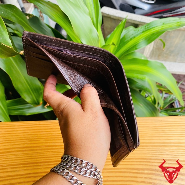 Ví cá sấu gai tay VFA8 – Phong cách tối giản, quyền lực Ví da thật vảy rồng nâu đất – phụ kiện cao cấp cho quý ông