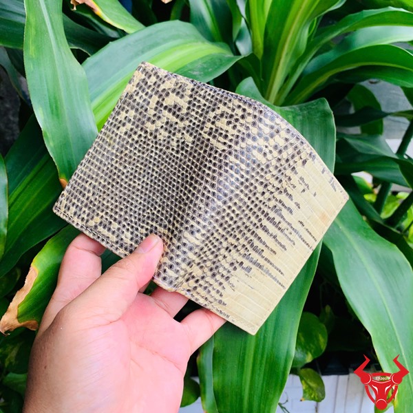 Ví Da VSAA18 – Phong Cách Cá Tính Cho Quý Ông Hiện Đại Ví da kỳ đà trắng đen VSAA18 – chi tiết nhỏ, phong cách lớn.