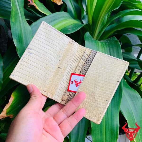 Ví Mini Đứng Trắng Đen – Nhỏ Gọn, Tiện Lợi Mỗi Ngày Ví mini nam VSAA18 da kỳ đà trắng đen, gọn nhẹ và hữu dụng.