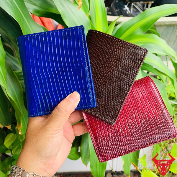 Ví Mini VSAA18 – Phụ Kiện Hoàn Hảo Cho Phái Mạnh Cận cảnh ví mini VSAA18 đỏ mận với vân da kỳ đà sang trọng.