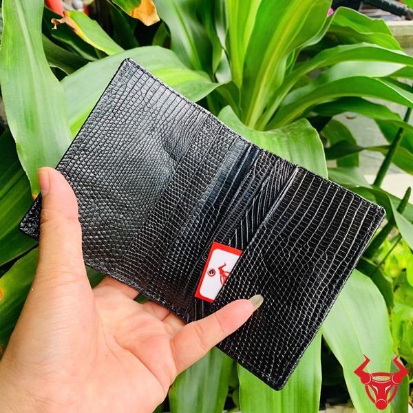 Ví Mini VSAA18 – Phong Cách Gọn Gàng, Tinh Tế Ví mini đứng da kỳ đà với họa tiết độc đáo, phù hợp phong cách tối giản.