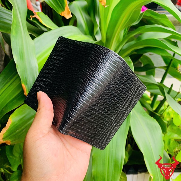 Ví Mini Da Kỳ Đà VSAA18 Đẳng Cấp – Nhỏ Gọn Mà Sang Trọng Ví mini form đứng da kỳ đà màu đen sang trọng nhỏ gọn tiện lợi.