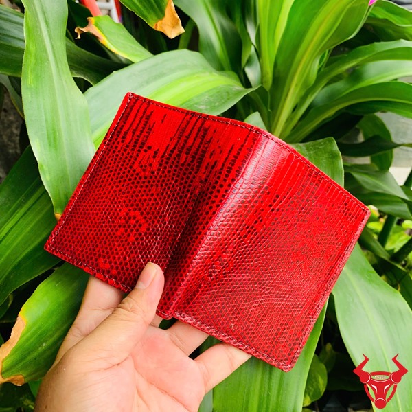 Ví Mini Form Đứng VSAA18 – Nhỏ Gọn Nhưng Tiện Dụng Ví đỏ cam da kỳ đà với thiết kế form đứng, thời trang và gọn nhẹ.