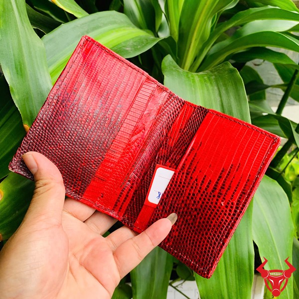 Ví Mini VSAA18 – Phong Cách Thành Thị Năng Động Ví mini form đứng làm từ da kỳ đà thật màu đỏ cam rực rỡ.
