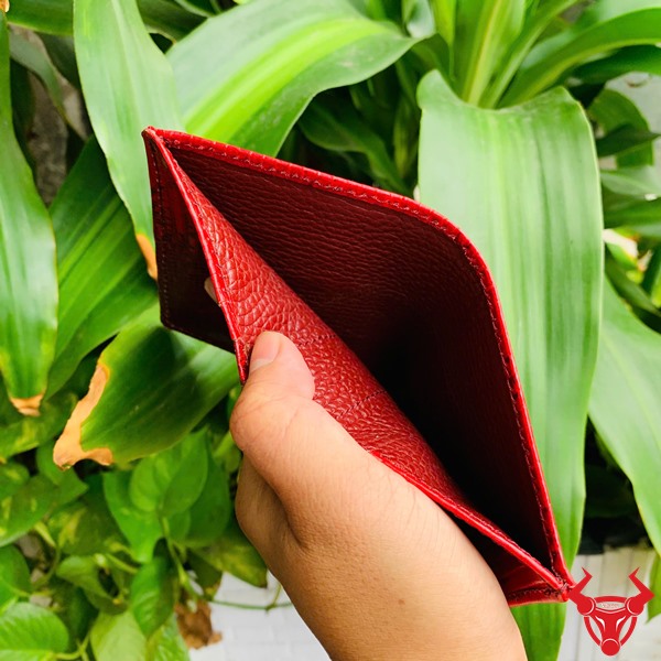 Ví Đẹp Cho Nam Nữ – Nhỏ Gọn, Tiện Ích, Thời Trang Chiếc ví mini đỏ cam nổi bật với họa tiết da kỳ đà.