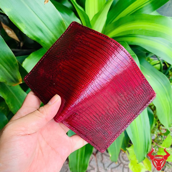 Ví Đỏ Mận Da Kỳ Đà – Sự Lựa Chọn Tối Giản và Hiện Đại Ví nam mini da kỳ đà đỏ mận, thiết kế phong cách và tinh tế.