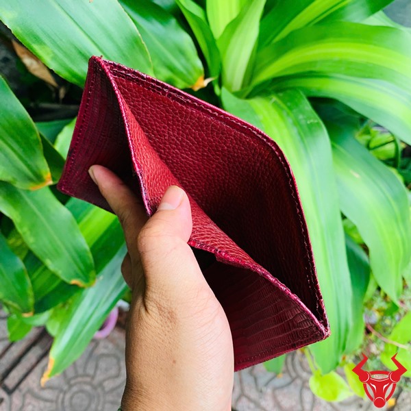 Ví Da Thật Mini VSAA18 – Thời Trang và Tiện Lợi Mỗi Ngày Ví mini da kỳ đà đỏ mận, thể hiện cá tính và phong cách.