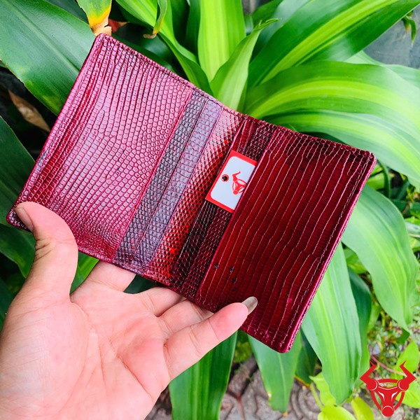 Ví Mini Đỏ Mận Form Đứng – Đậm Phong Cách, Dễ Mang Theo Ví mini form đứng màu đỏ mận làm từ da kỳ đà thật, cầm tay nổi bật.
