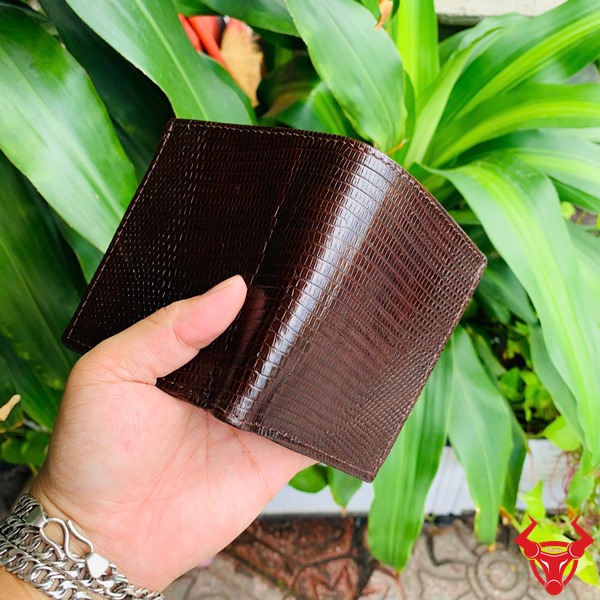 Ví Đứng Da Kỳ Đà Nâu Socola – Thời Trang Và Tiện Lợi Cho Nam Ví nhỏ gọn màu socola, dễ mang theo, phong cách.