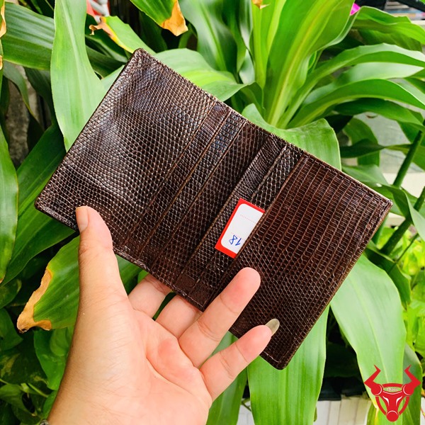 Ví Mini Form Đứng Màu Nâu – Chất Lượng Cao, Phong Cách Tinh Tế Ví mini form đứng da kỳ đà màu nâu gọn gàng.