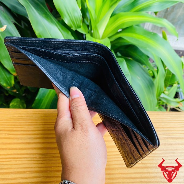Chất Lượng Là Giá Trị – Ví Nam VCD3 Da Bụng Đà Điểu Cận cảnh chiếc ví nam da bụng đà điểu với vân da tự nhiên.