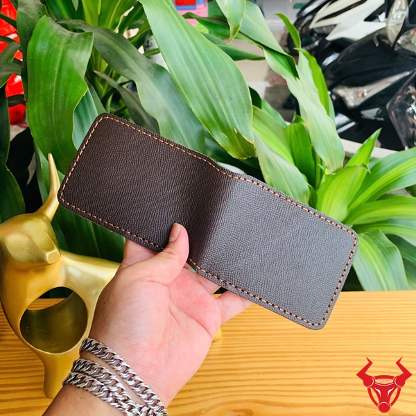 Thiết kế ví sen gọn nhẹ, dễ mang theo - VSB03 đậm chất nam tính Chi tiết ví da bò VSB03 với đường chỉ nâu nổi bật.