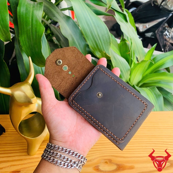 Ví da thủ công VSB02 – Đậm chất vintage và tiện dụng Chi tiết ví sen VSB02 với khoá bấm và đường may sắc nét.