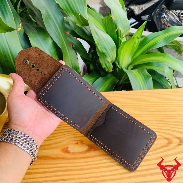 Ví sen VSB02 – Phụ kiện nhỏ gọn mang đậm dấu ấn cá nhân Ví sen nam da bò màu nâu, phong cách vintage hiện đại.