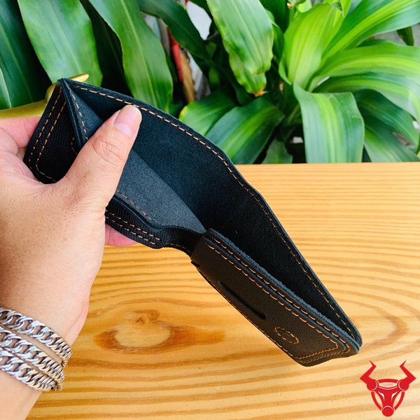VSB02 – Ví sen thời trang tiện lợi, phong cách tối giản Ví VSB02 cầm tay, da bò sáp thật, tôn vẻ đẹp đơn giản và tinh tế.