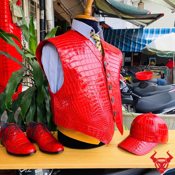 Trải nghiệm mặc thử áo vest da cá sấu tại xưởng VR360