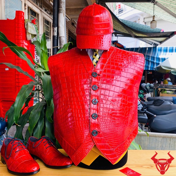 Chi tiết ve cổ áo vest da cá sấu sang trọng – thiết kế chuẩn form